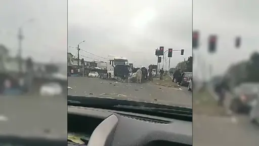 Accidente de tránsito entre camión y vehículo de carga genera congestión en Hualpén