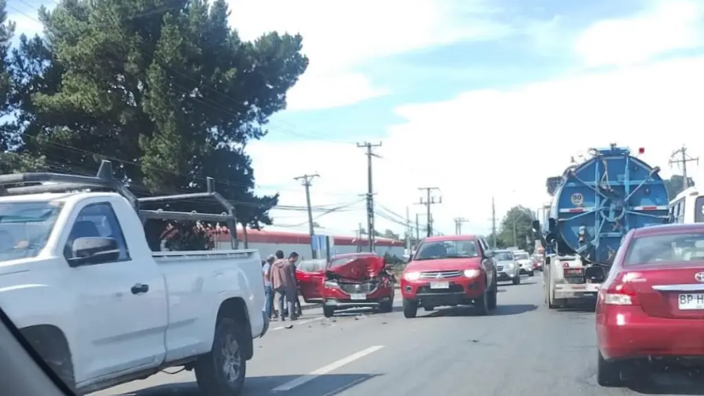 Colisión entre auto y microbus en Los Ángeles deja cuatro personas lesionadas, Cedida