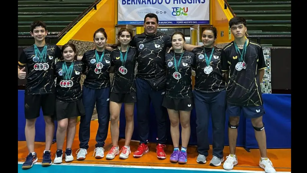 El técnico Alex Luna junto a sus alumnos en Temuco, La Tribuna