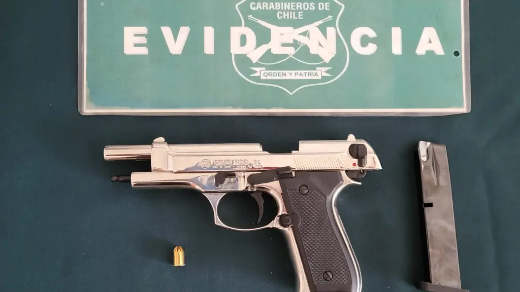 Arma encontrada en mochila., Cedida