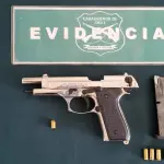 Arma encontrada en mochila., Cedida