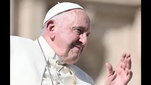  Papa Francisco sale de estado crítico: médicos confirman evolución positiva