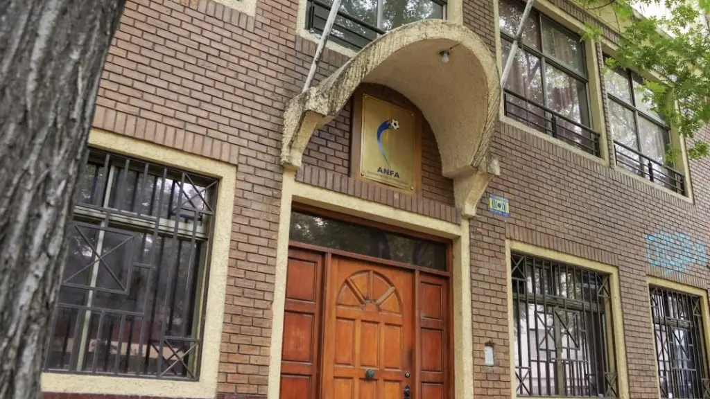 En Sazié 2345 se reunirán este jueves los timoneles de la Tercera División B, entre ellos el controlador de Iberia Yerko Abayay, La Tribuna