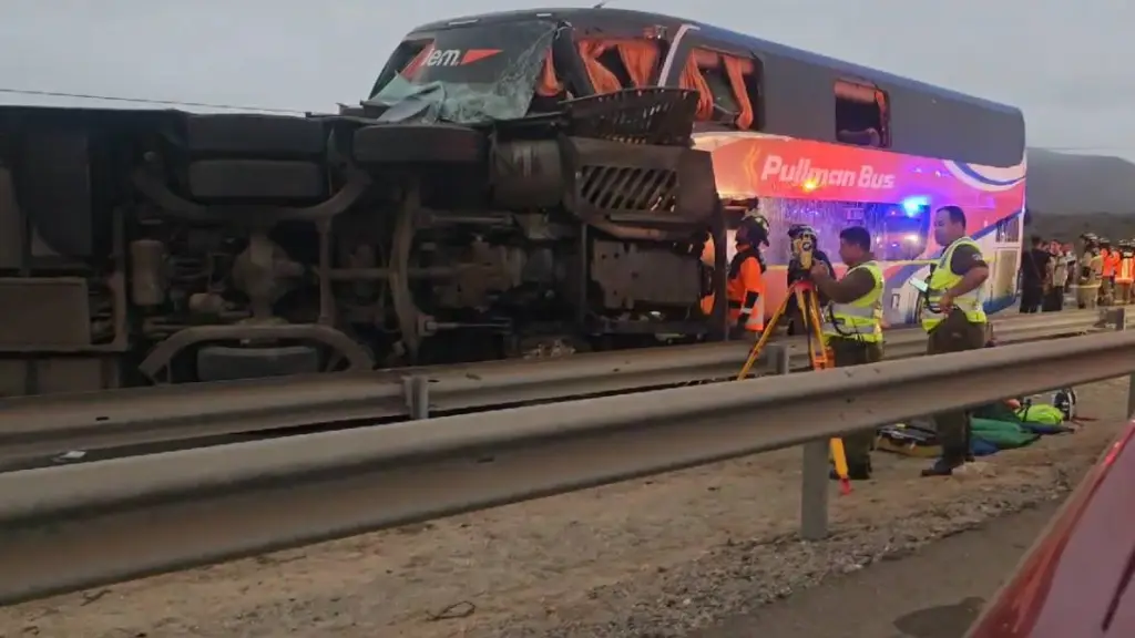 EN DESARROLLO: Colisión entre cuatro buses deja al menos seis fallecidos y medio centenar de heridos en la Ruta 5 Norte, cedida