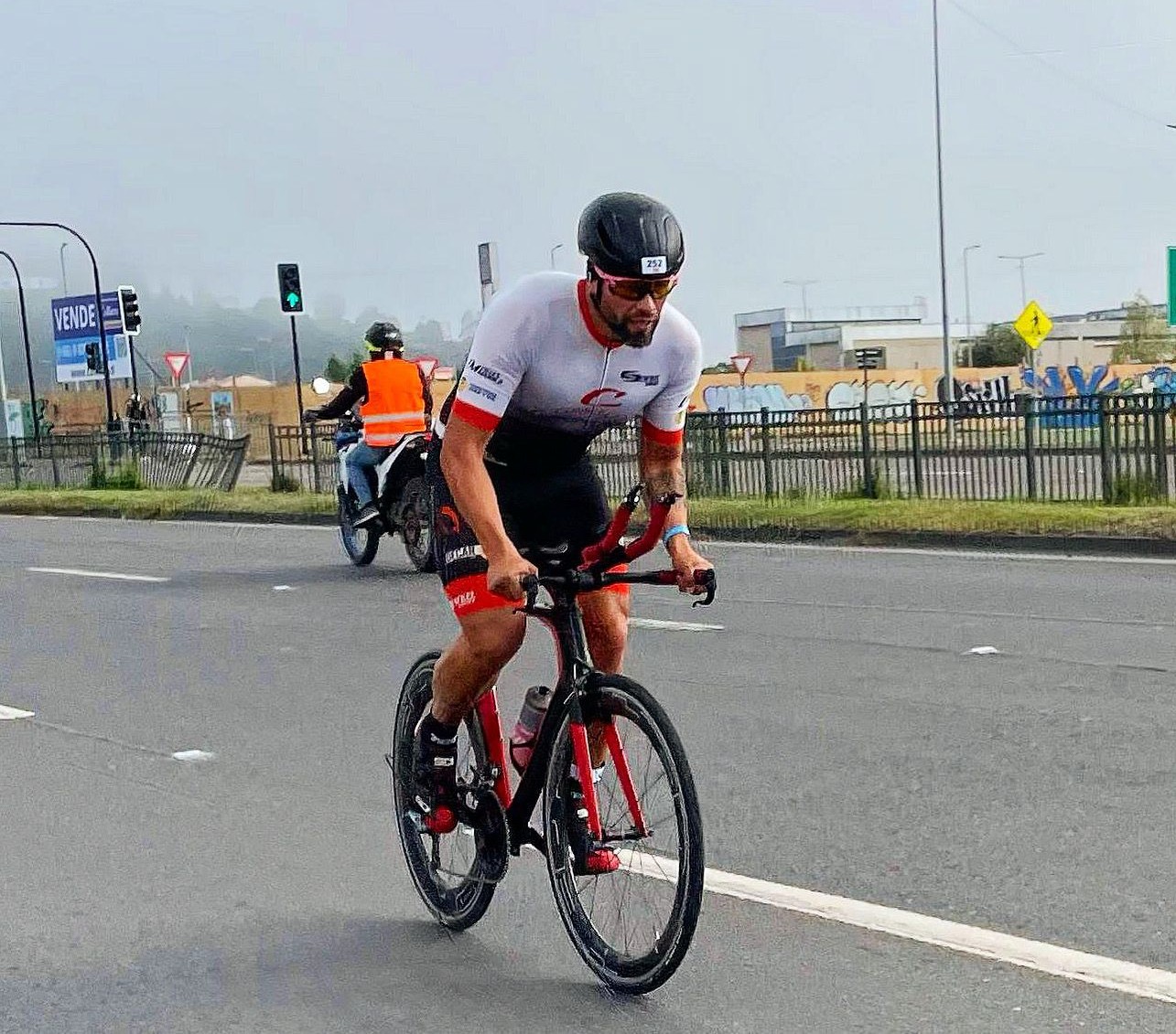 Miguel Jaque en su bicicleta en la etapa de contrarreloj, aportó con su expertiz en la disciplina / La Tribuna