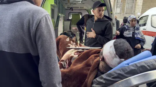 Los hospitales de Gaza temen colapsar tras los bombardeos israelíes, con cientos de muertos