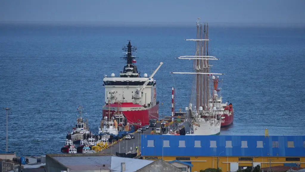 El buque escuela Juan Sebastián de Elcano (d) llega al muelle Prat del Puerto de Punta Arenas este martes, en Punta Arenas (Chile),  EFE/ Claudio Monge