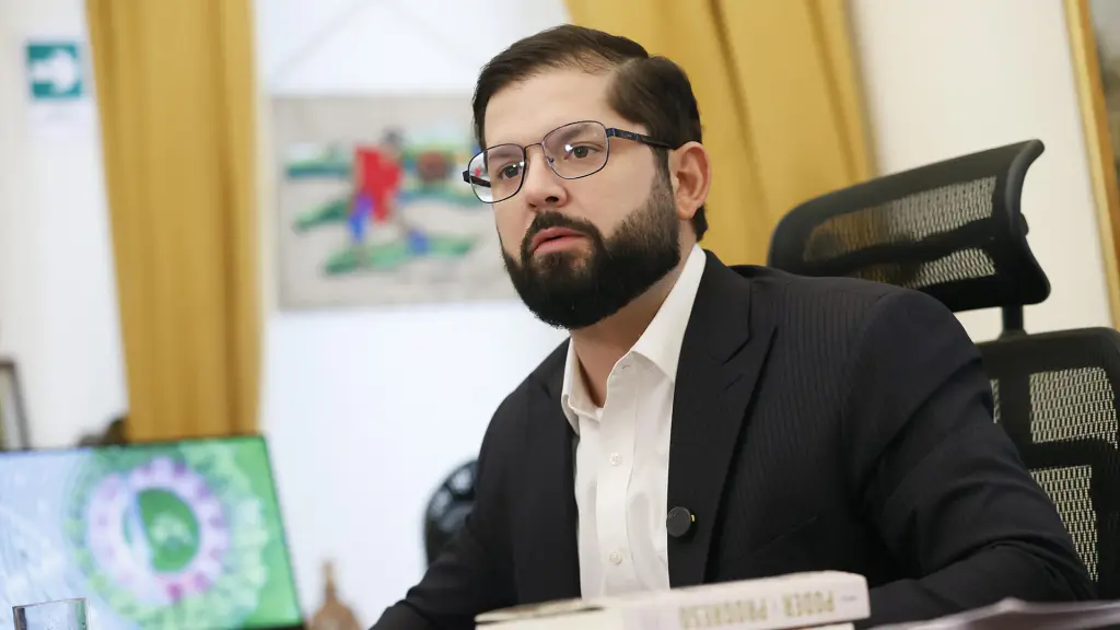 Fotografía del presidente de Chile, Gabriel Boric, durante una entrevista con EFE en el Palacio de La Moneda en Santiago (Chile),  EFE/ Elvis González
