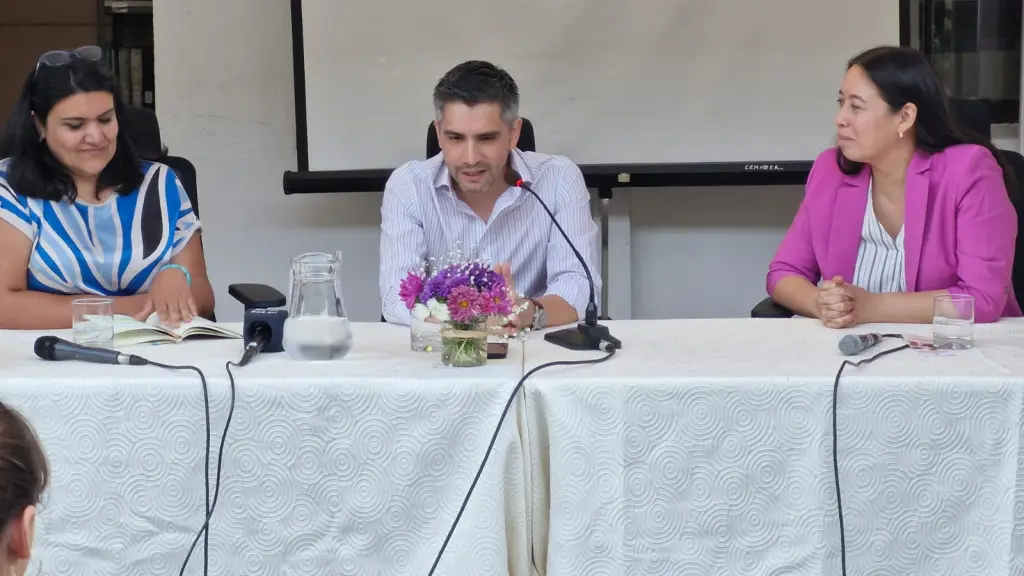 Durante la presentación, el autor estuvo acompañado por la periodista Claudia Fuentes y la traductora de la obra al Inglés, académica Claudia Jeria, en una dinámica que intercaló lectura, reflexión y preguntas.  / cedida