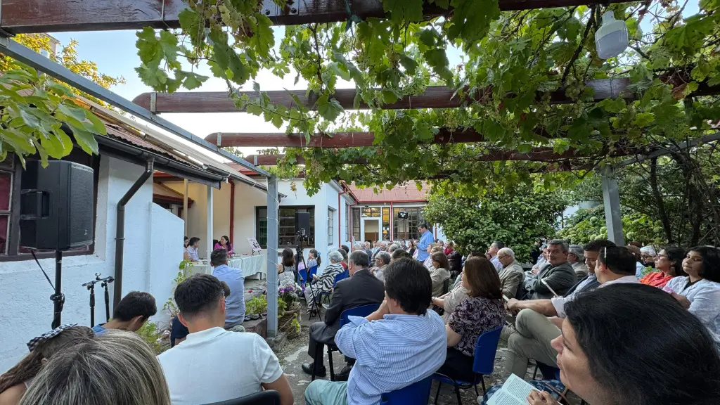 El público se reunió en el patio interior de la biblioteca. | cedida