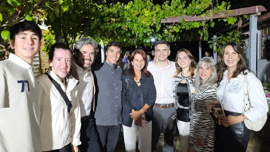 El autor junto a familiares y amigos. | cedida