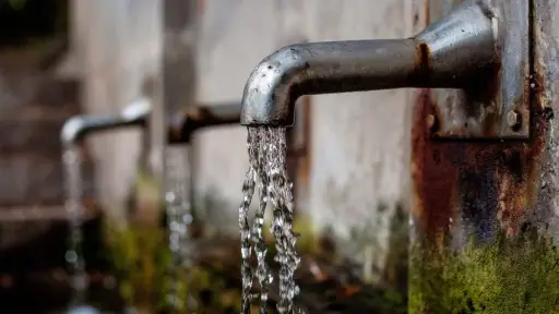 Vecinos de Mulchén reclaman turbiedad en el agua potable: empresa adopta medidas sanitarias