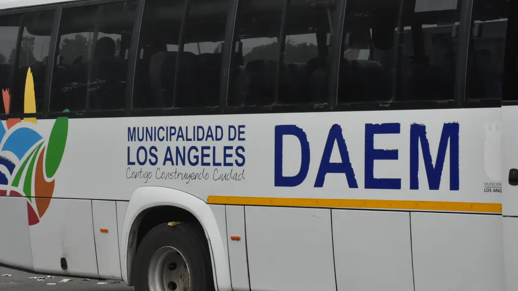 Retraso en licitación de buses del DAEM de Los Ángeles genera incertidumbre en la comunidad educativa, La Tribuna