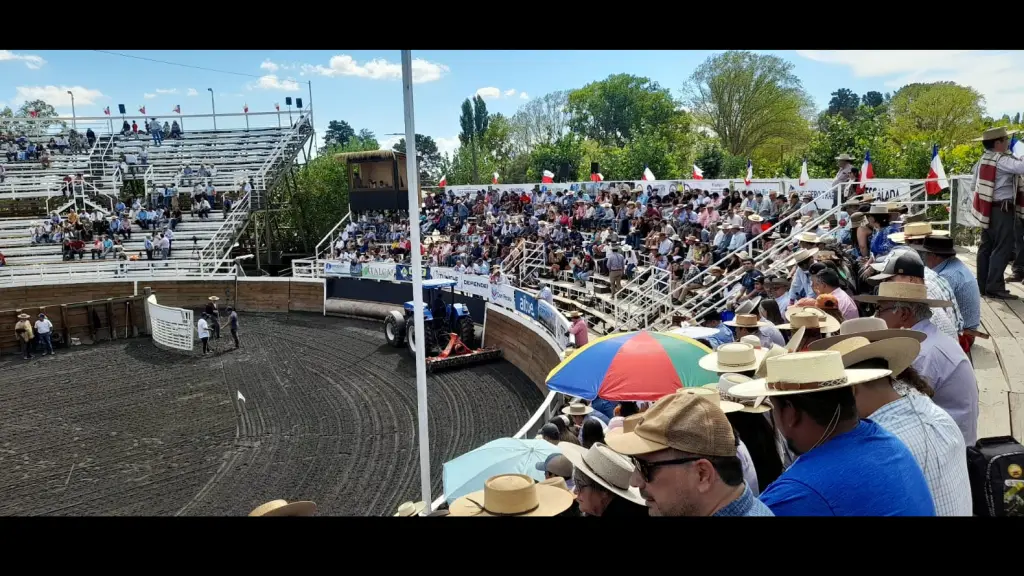 La alta temperatura no fue obstáculo para que el público se hiciera presente en la Media Luna Edmundo Moller Bordeu”, La Tribuna