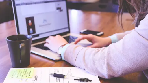 5 carreras online que puedes estudiar para ascender en el trabajo