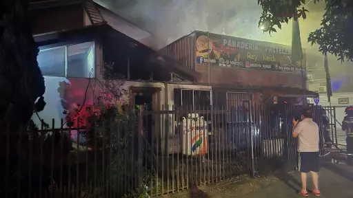 Incendio en Los Ángeles deja una vivienda afectada y moviliza a bomberos durante la madrugada