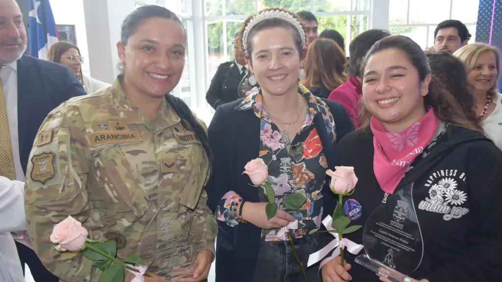 Claudia Arancibia, oficial del Ejército; Marianela Sáez Hernández, emprendedora y Camila Troncoso Muñoz, fundadora agrupación Familias angelinas unidas en el dolor. / La Tribuna