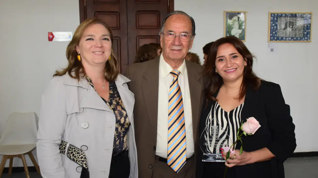 Berta Villagrán; alcalde José Pérez Arriagada y Claudia Illesca Elos. / La Tribuna