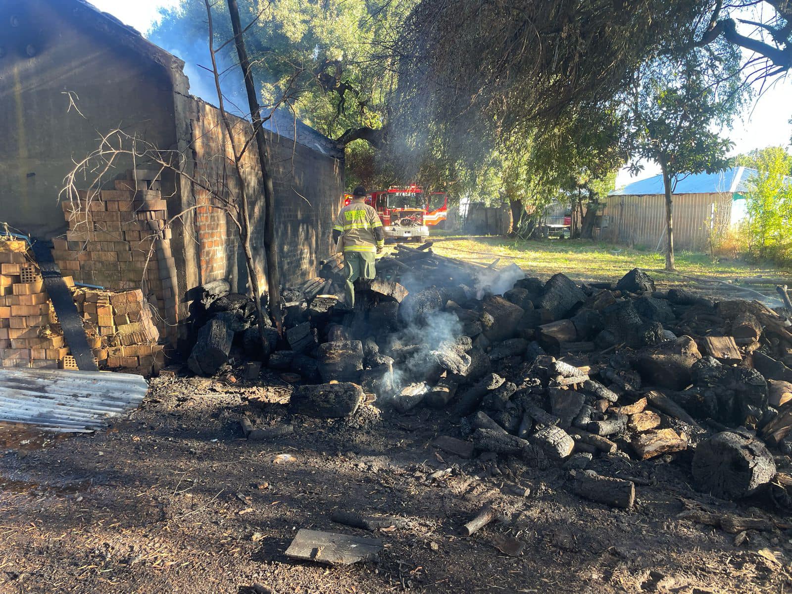 Incendio en la Escuela de Vaquería de Negrete / Municipalidad de Negrete