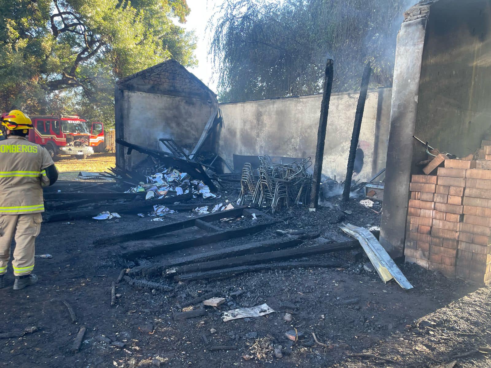 Incendio en la Escuela de Vaquería de Negrete / Municipalidad de Negrete
