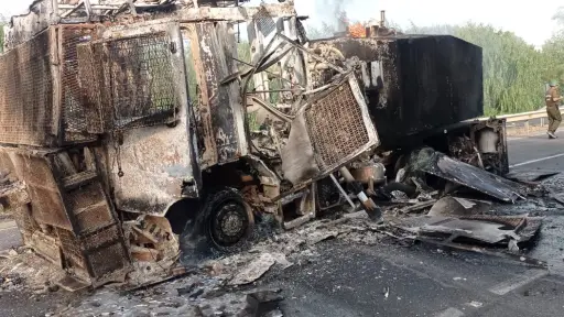 Pescadores queman tres vehículos de Carabineros en protesta y bloquean la Ruta 5 Sur