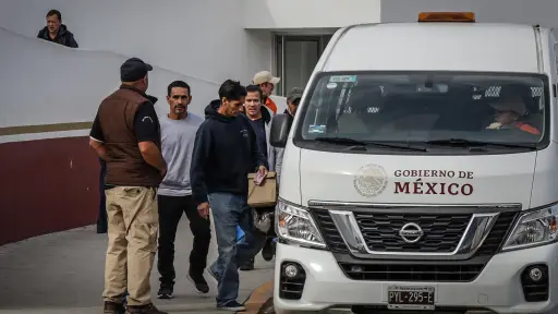 Demandan al Gobierno Trump para detener las expulsiones aceleradas de inmigrantes