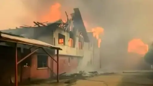 Incendio arrasa con histórico liceo en Traiguén