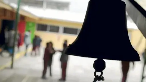 Estudiantes se enfrentan con cuchillos en el patio de su liceo en Lota: Uno resultó herido