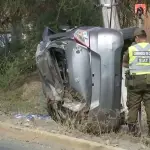 Menor de 14 años fallece tras volcarse un auto robado mientras escapaba de Carabineros, Meganoticias