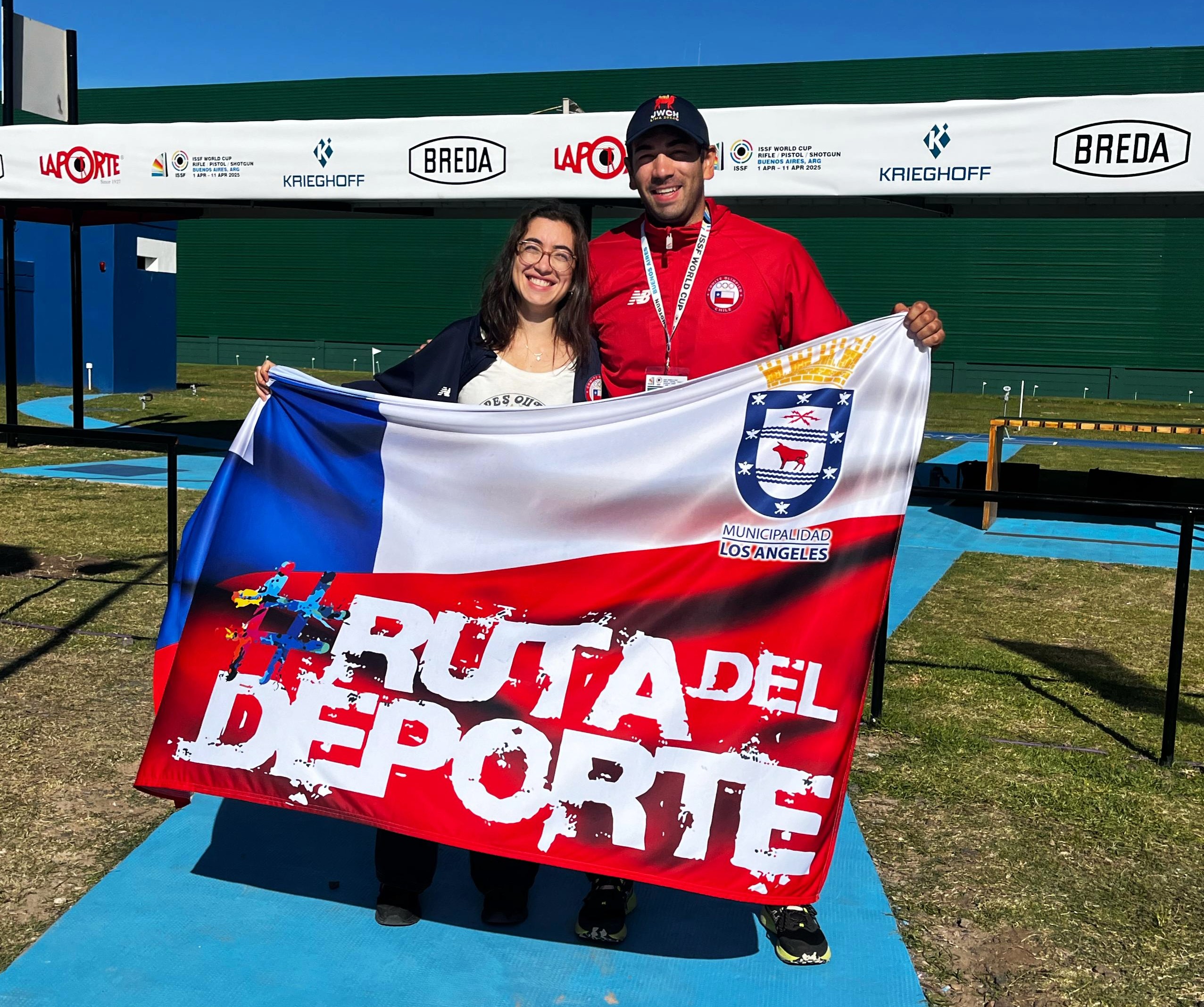 Con su hermana María Antonieta quien lo fue a alentar a Buenos Aires / La Tribuna