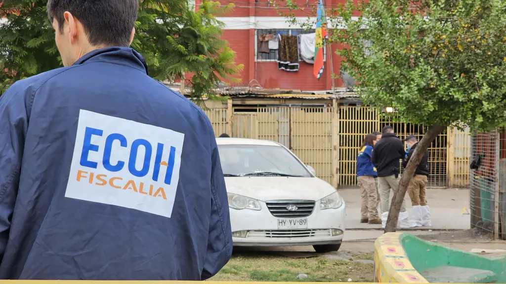 La víctima recibió múltiples impactos de bala, y está en riesgo vital en el Hospital El Carmen., X | @ECOH_Fiscalia_RM