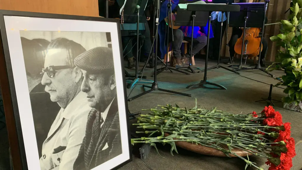Fotografía de archivo donde se ve una imagen de Pablo Neruda con el presidente de Chile Salvador Allende,  EFE/ Javier Martín