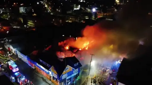 Voraz incendio deja tres fallecidos y dos viviendas completamente destruidas en Puerto Montt