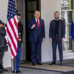 El presidente de Estados Unidos, Donald J,  Trump (i), saluda al presidente de El Salvador, Nayib Bukele (d) en la Casa Blanca en Washington (EE