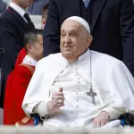 El papa Francisco, que sigue convaleciente por sus problemas de salud, apareció sin que estuviera previsto ante los fieles en la Plaza de San Pedro del Vaticano, al término de la misa del Domingo de Ramos, la celebración que marca el inicio de la Semana Santa,  EFE/FABIO FRUSTACI
