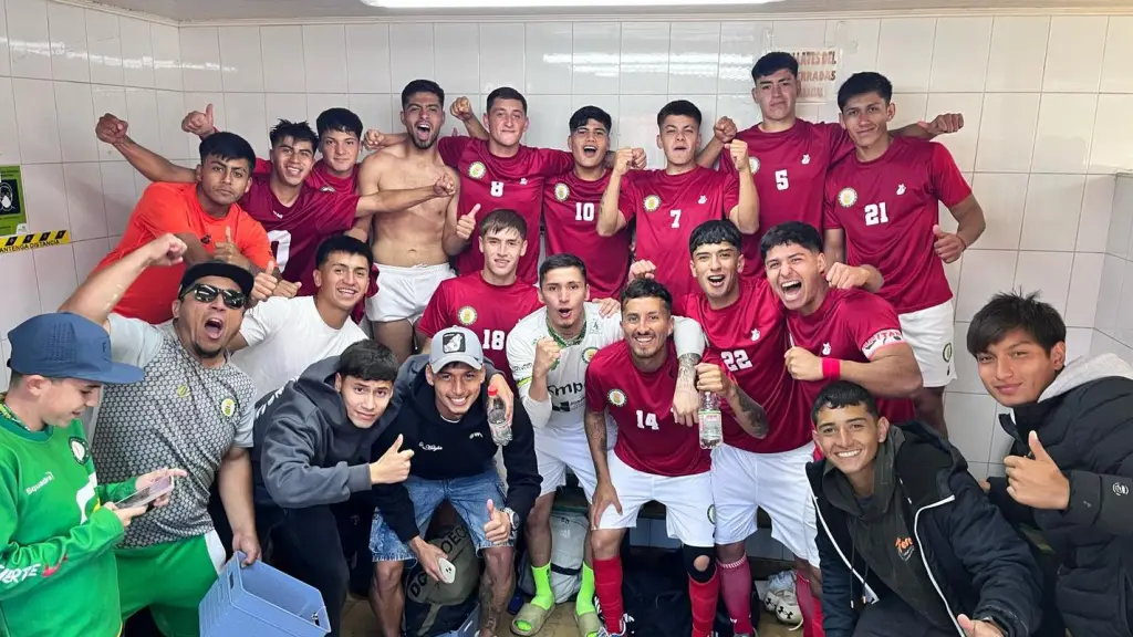 La alegría de los jugadores nacimentanos, (varios son angelinos) luego de comenzar ganando en la primera fecha, La Tribuna