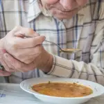 Aunque no existen cifras oficiales actualizadas, se estima que entre 30 mil y 40 mil personas padecen de Parkinson en Chile., Freepik