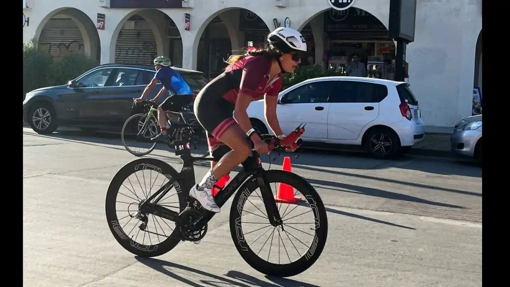Josette en plena competencia, La Tribuna
