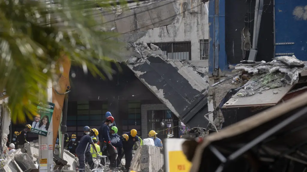 Equipos de rescate trabajan en la búsqueda de víctimas al interior de la discoteca Jet Set este miércoles, en Santo Domingo (República Dominicana),  EFE/ Orlando Barría