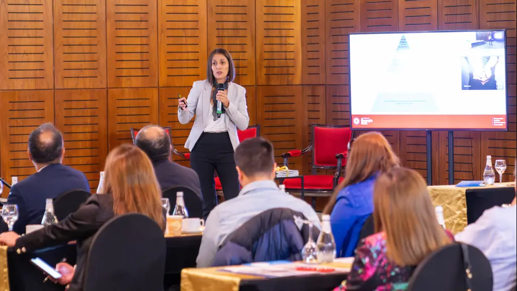 La Dra. Azócar enfatizó que Chile alcanza solo un 35% de independencia energética., La Tribuna