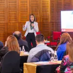 La Dra. Azócar enfatizó que Chile alcanza solo un 35% de independencia energética., La Tribuna