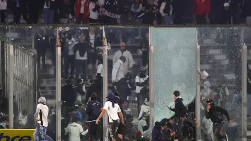 Graves incidentes en el Estadio Monumental: suspendido el partido entre Colo Colo y Fortaleza por invasión al campo de juego