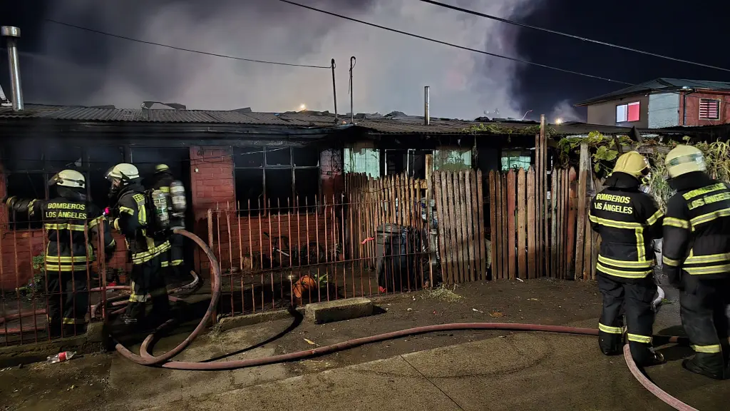 Los Ángeles: Incendio afectó a tres viviendas en la población Contreras Gómez, Bomberos de Los Ángeles
