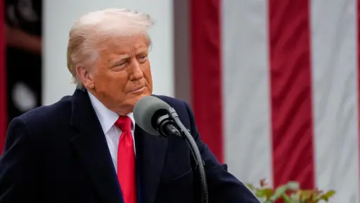 Trump presenta la nueva tarjeta dorada para inmigrantes millonarios que lleva su imagen