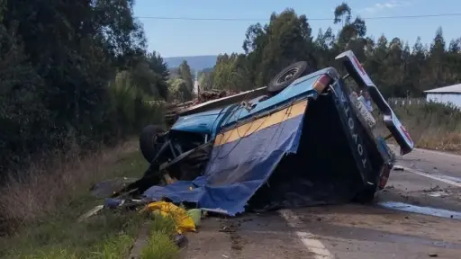Dos fallecidos tras choque frontal entre camioneta y camión 