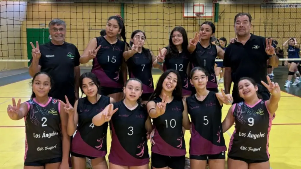 Las jugadoras de Trekan posan felices por su logro junto a sus técnicos, Nelson Mardones y Henry Arriagada, La Tribuna