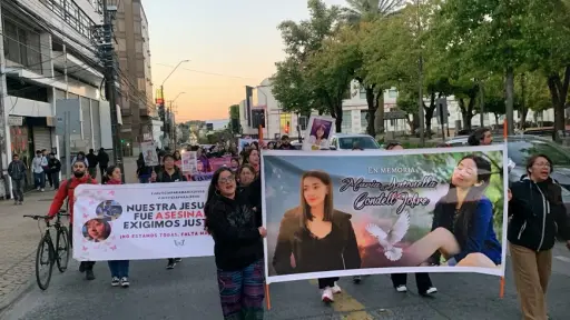 Agrupación Familias angelinas en busca de justicia exige avances en sus causas con multitudinaria marcha
