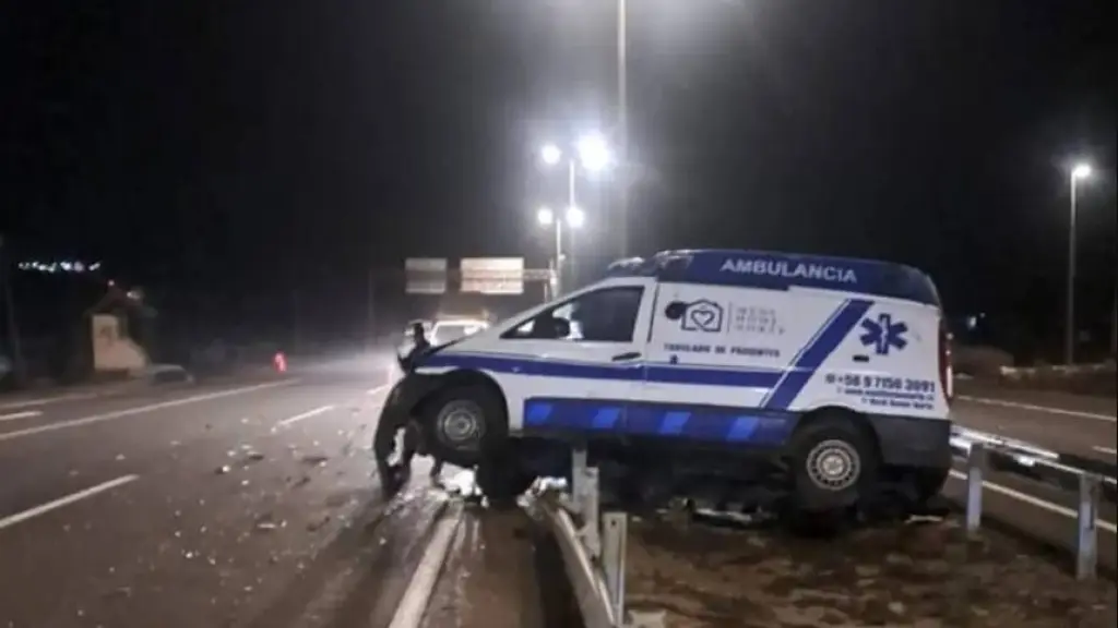Adulta mayor fallece tras colisión entre ambulancia y camión en la Ruta 5: iba como paciente, Cedida