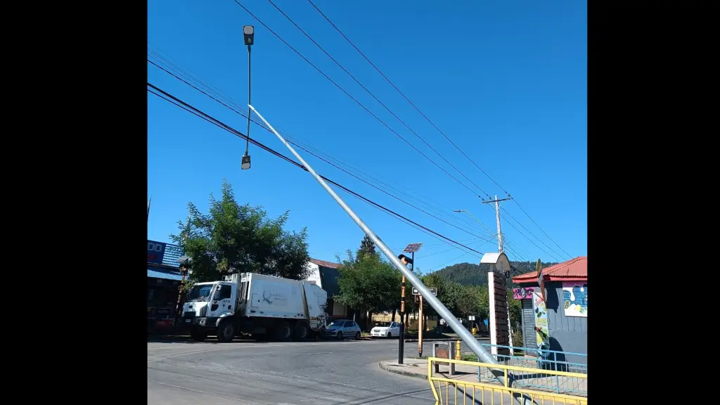 Interrupción del servicio por caída de poste. / Cedida