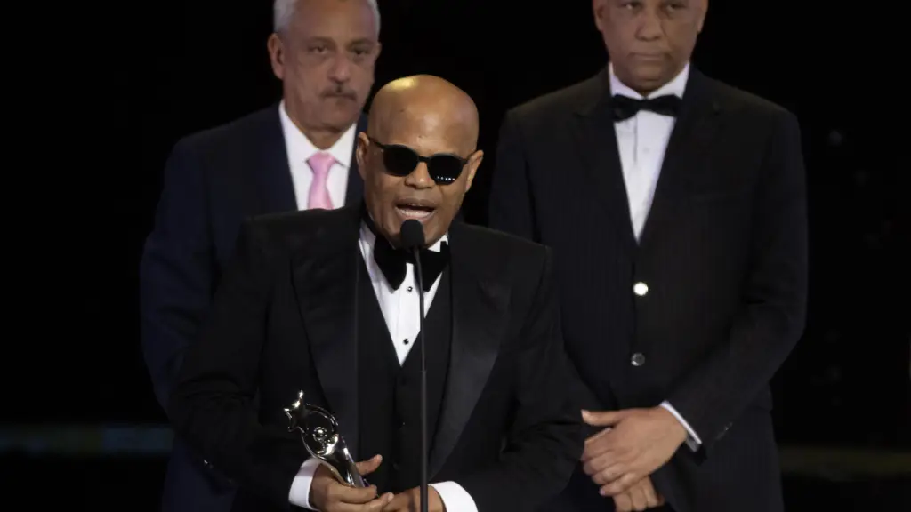 Fotografía de archivo del 12 de marzo de 2024 del cantante dominicano Rubby Pérez, hablando luego de recibir un premio en el Teatro Nacional, en Santo Domingo (República Dominicana),  EFE/ Orlando Barría